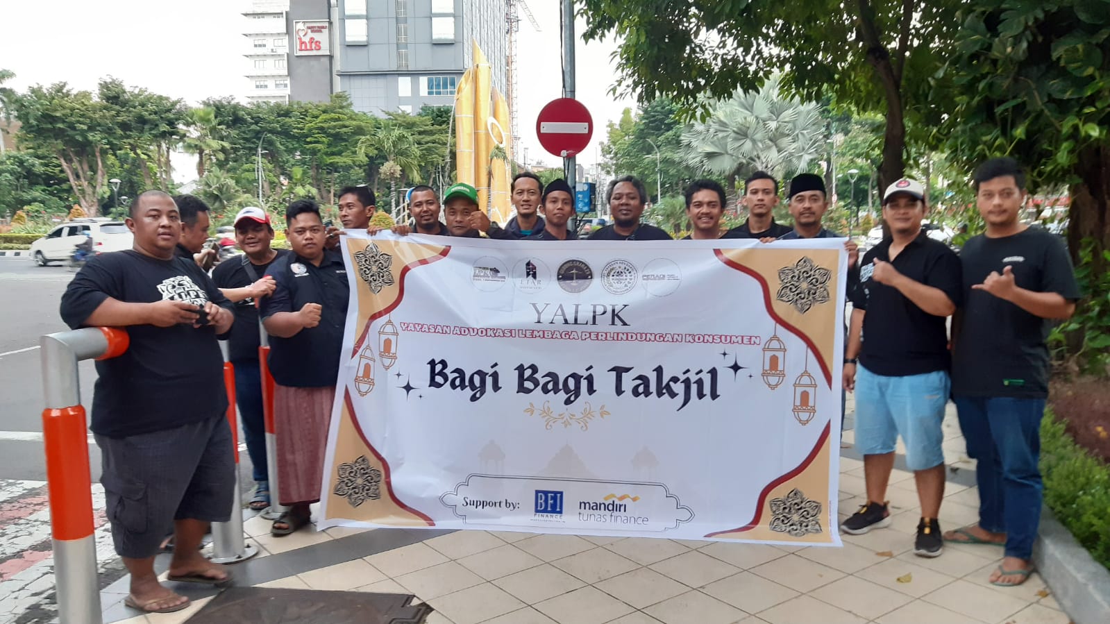Gandeng Media Madura Raya YALPK Grup Bagi Takjil di Tugu Bambu Runcing Surabaya
