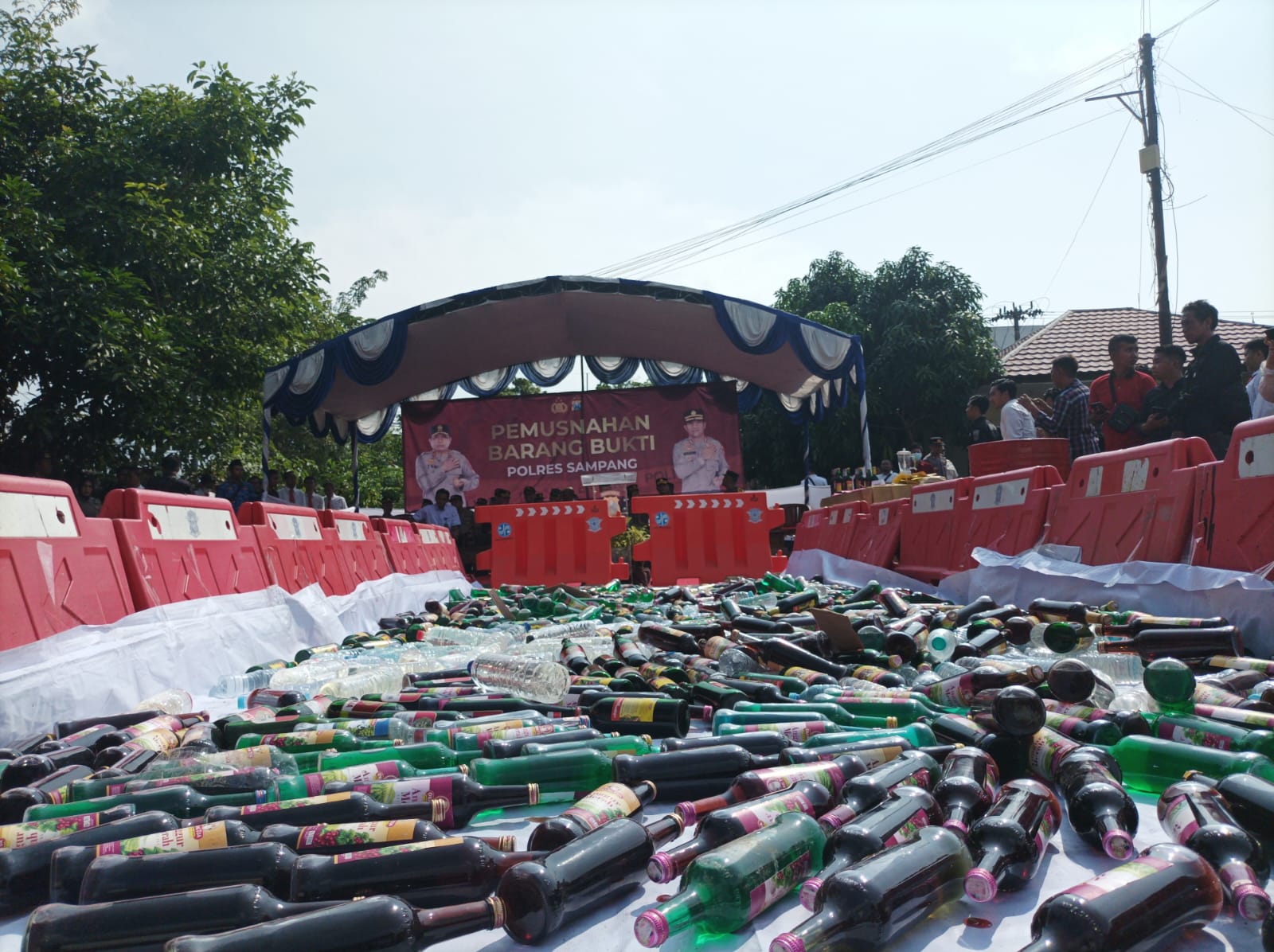 Ribuan Botol Miras dan BB Lainya Hasil Operasi Pekat Dimusnahkan
