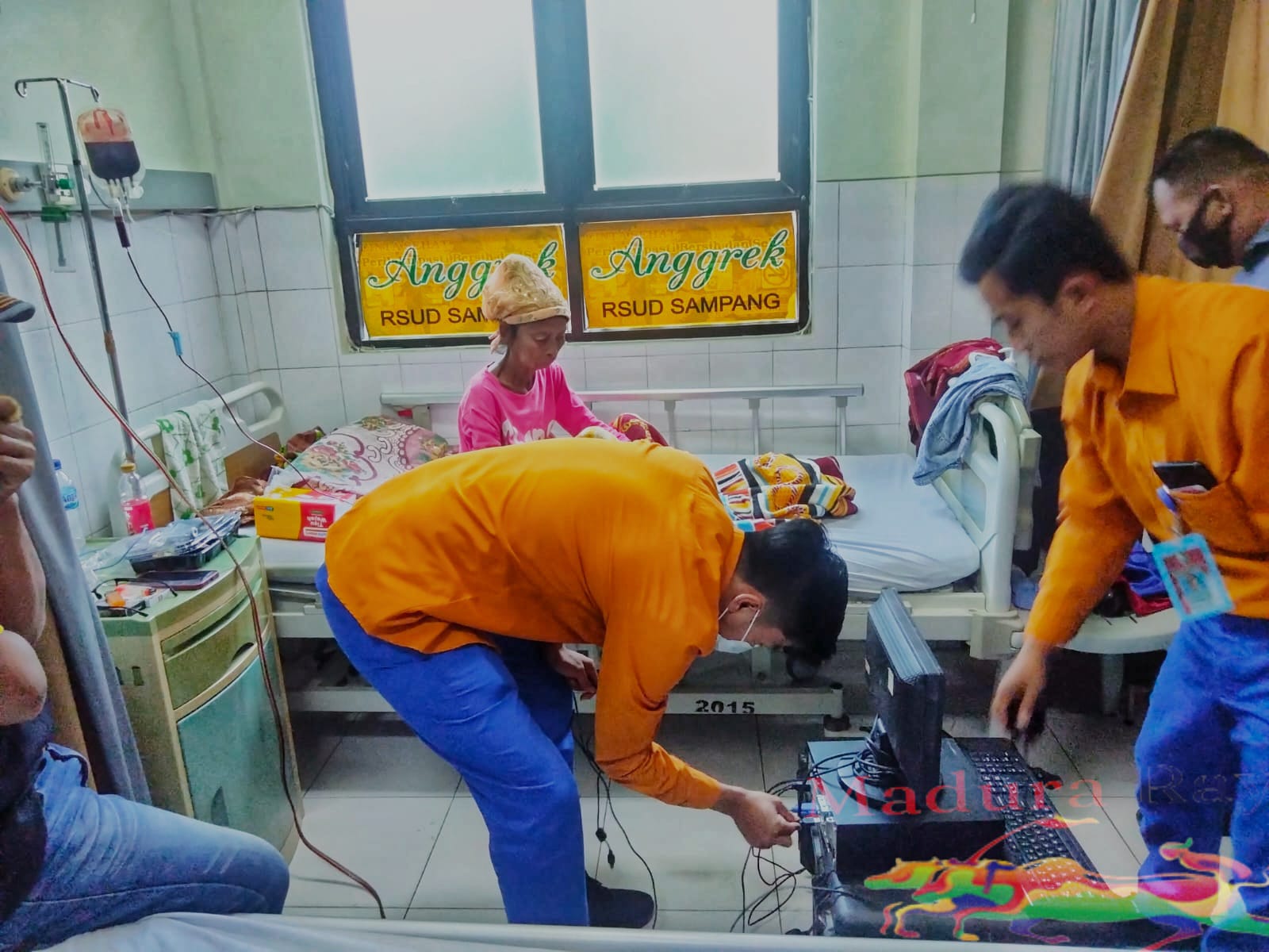 Tak Hentinya Aliansi Wartawan Sampang Membantu Warga Butuh Adminduk KTP-E di RSUD Moh. Zyn