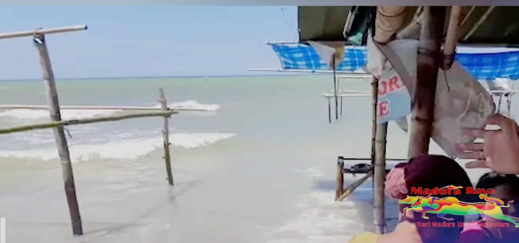 Liburan di Pantai Tetap Waspada, Gelombang Laut Sedang Tinggi-tingginya