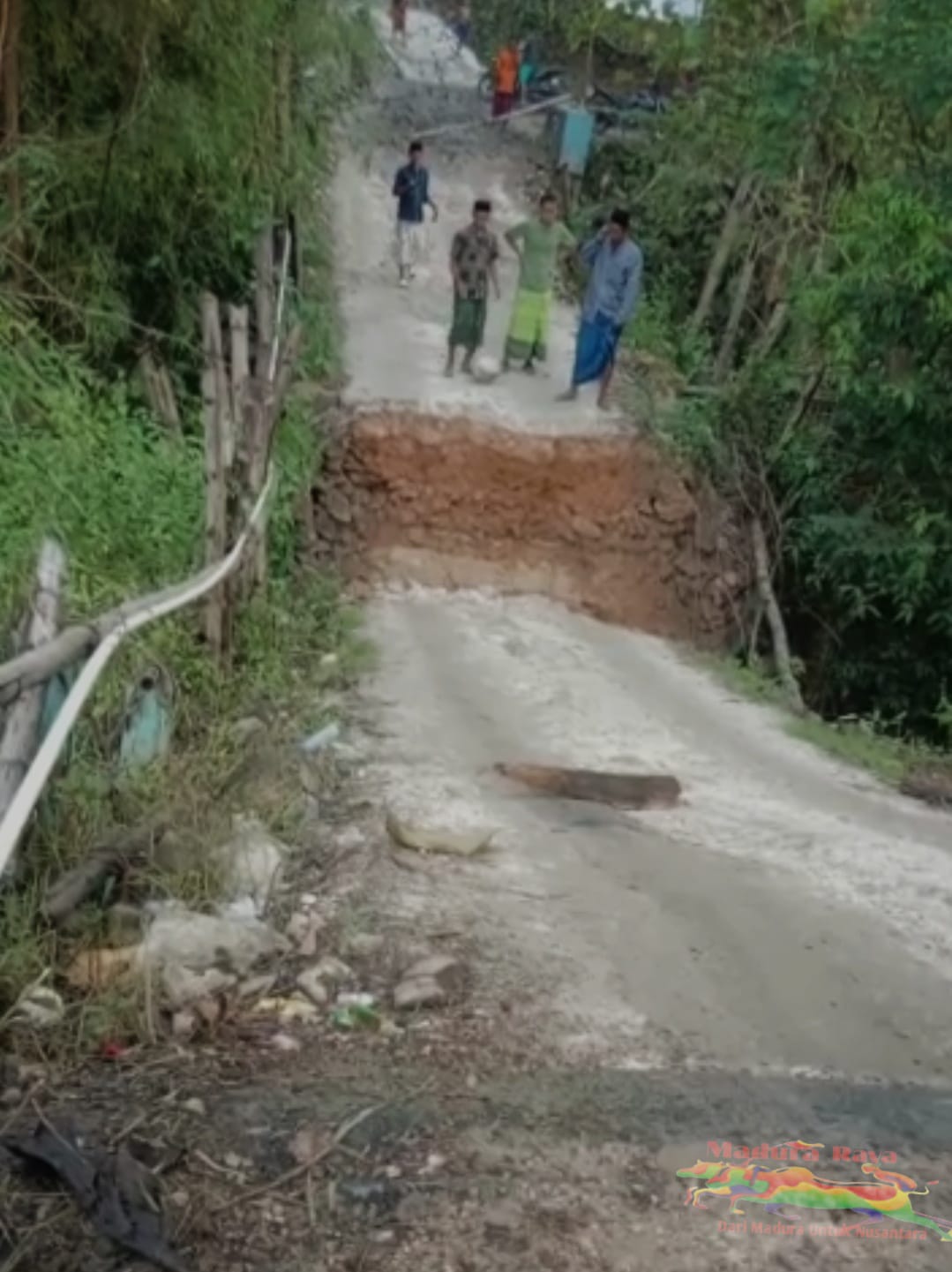 Jembatan Penghubung Dua Kecamatan di Sampang Putus, Aktivitas Warga Lumpuh