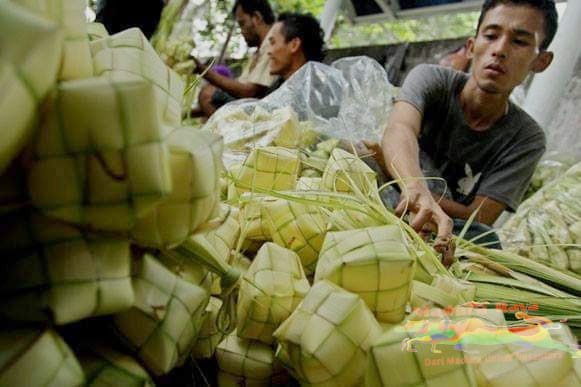 Jelang Lebaran Ketupat, Penjual Janur di Sampang Untung Berlipat