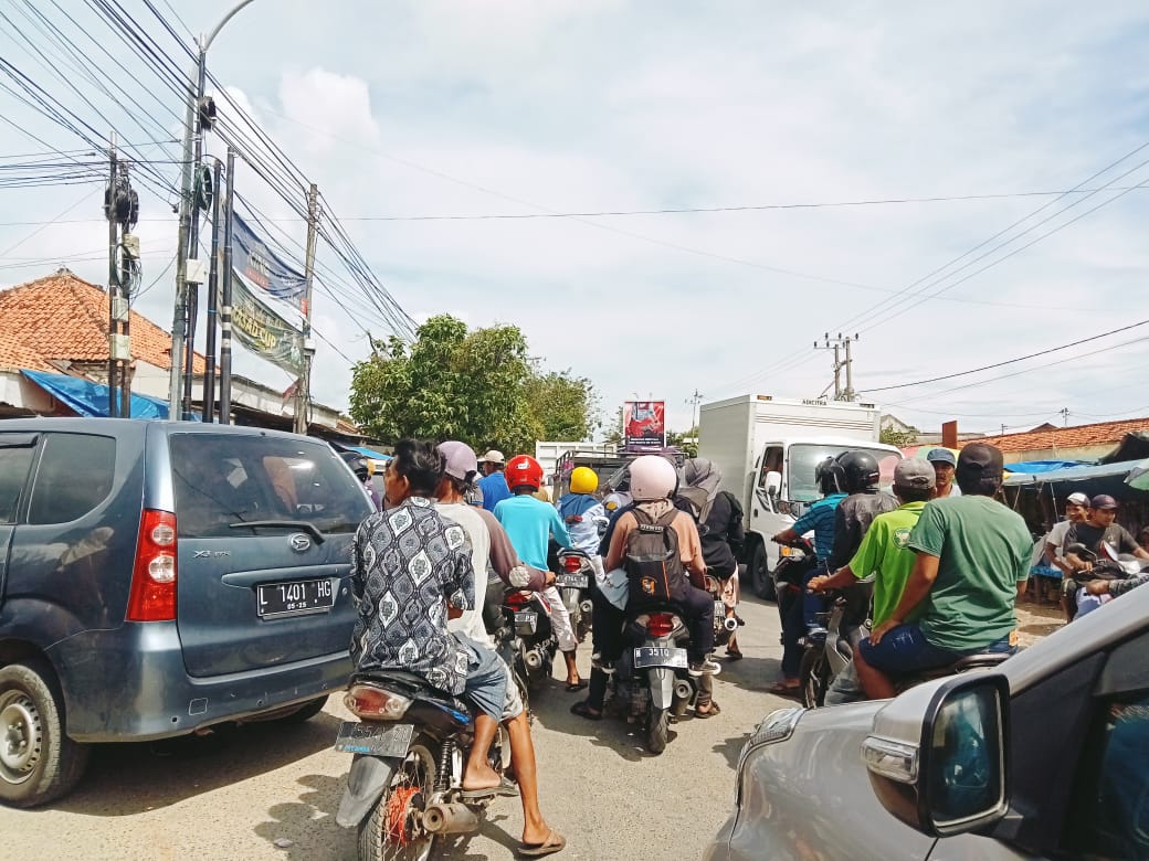 Minim Petugas Lalin Di Pasar Sepulu Menyebabkan Kemacetan Panjang