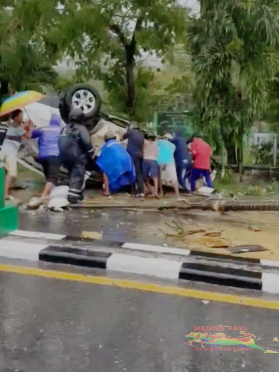 Kecelakaan Tunggal Minibus Tabrak Pembatas di Pamekasan, 1 Tewas dan 1 Penumpang Kritis