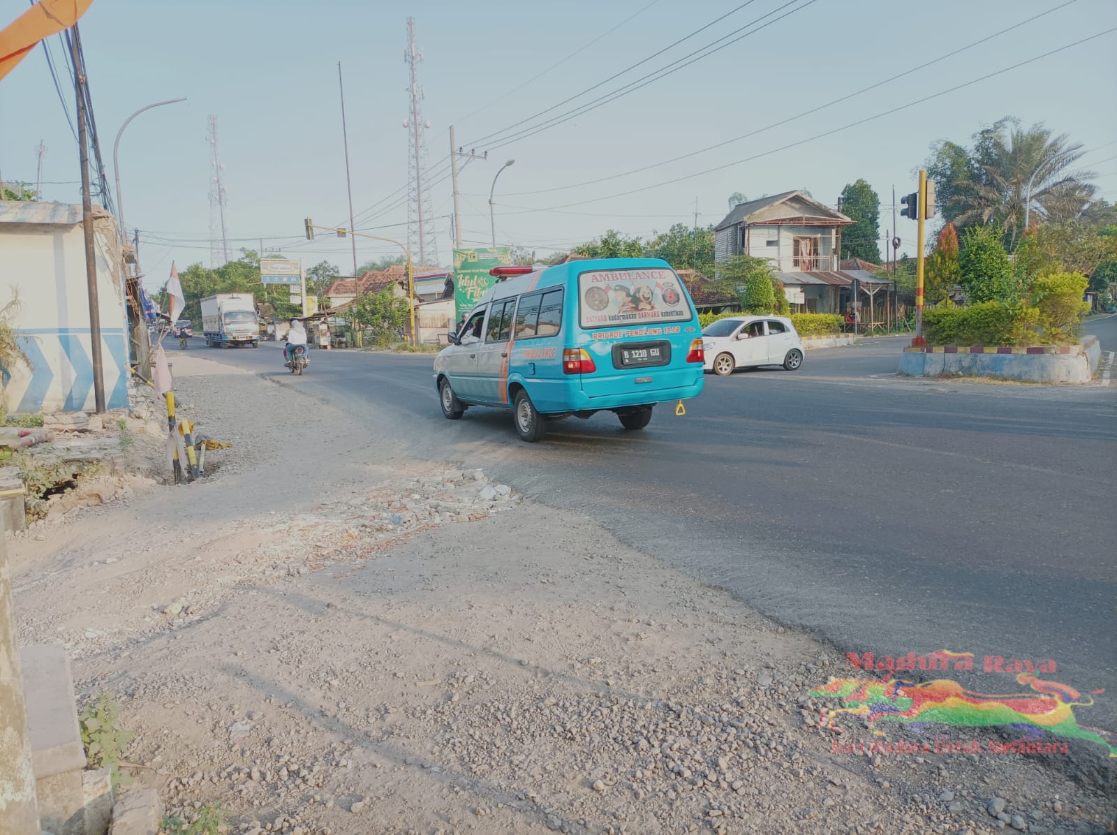 Batu Kerikil di Perempatan Torjun Bahayakan Pengendara Imbas Dari Proyek Pelebaran Jalan Nasional