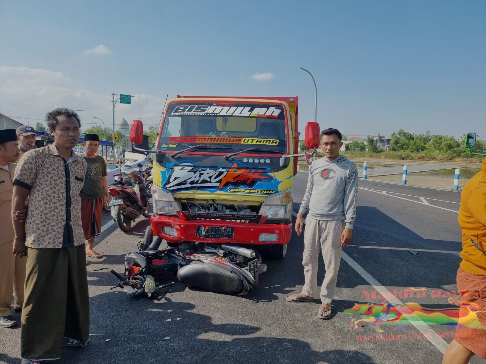 Tabrakan Dump Truk dan Sepeda Motor di Pertigaan Jalan Makboel JLS, 1 Orang Luka Serius