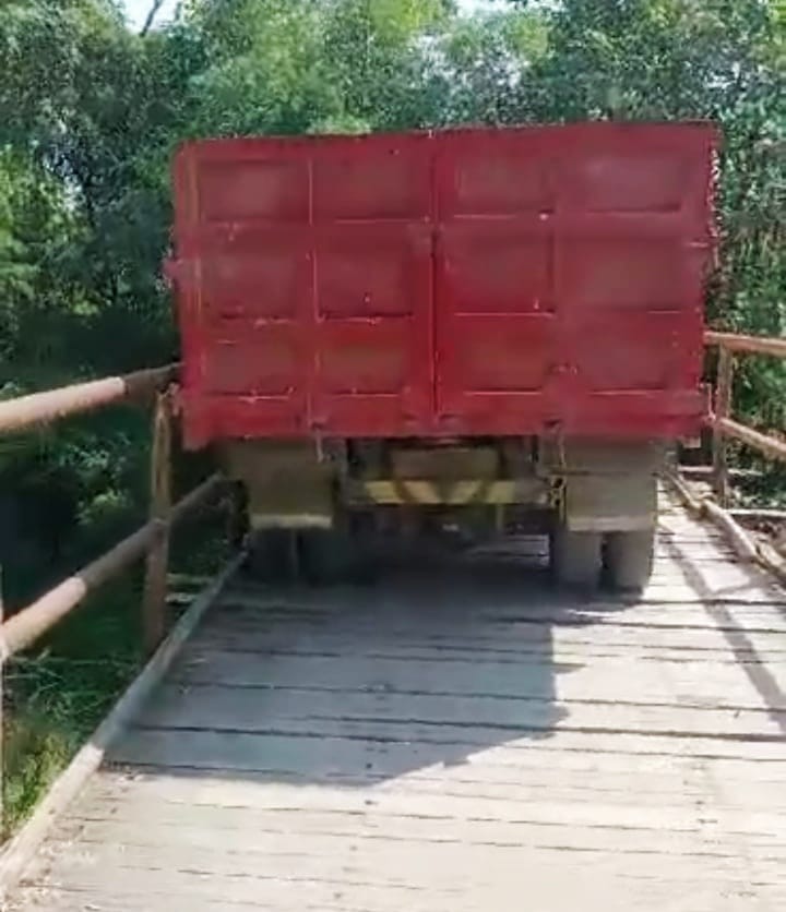 Tak Kunjung Diperbaiki Jembatan Poros Penghubung Dua Desa Nyaris Makan Korban