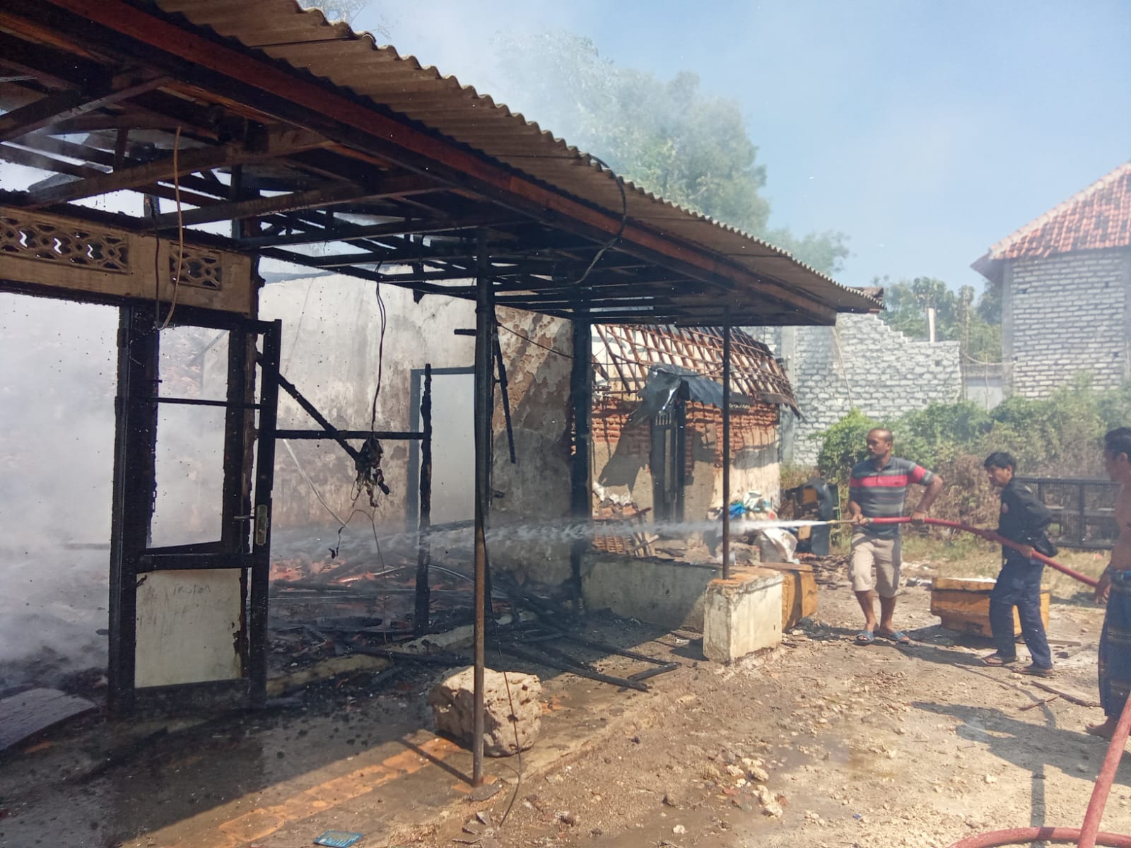 Diduga Korsleting Listrik, Rumah Kontrakan Pedagang Es di Sampang  Ludes Terbakar