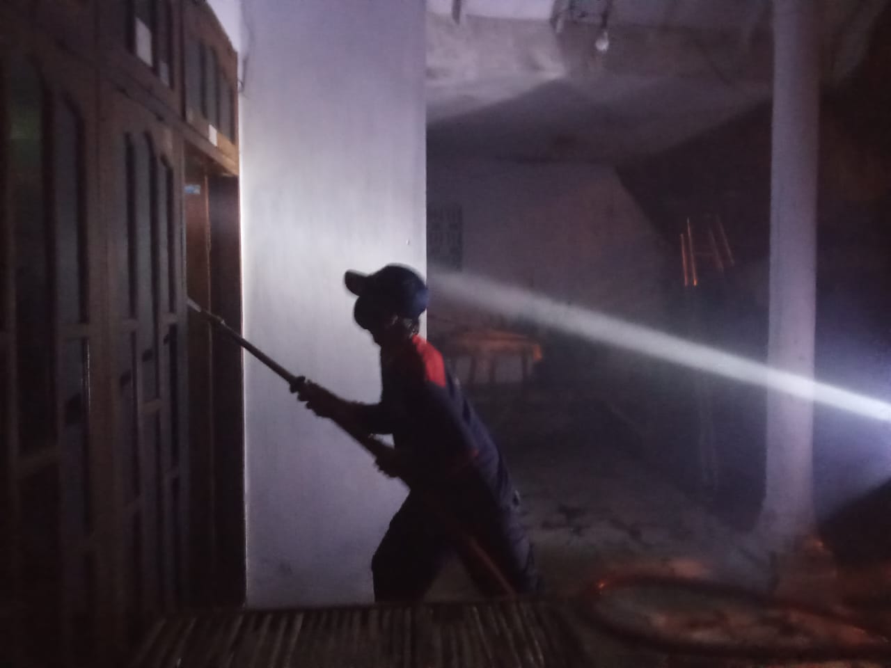Nyalakan Lilin Saat Mati Lampu, Satu Rumah Warga Aengsareh Sampang Terbakar