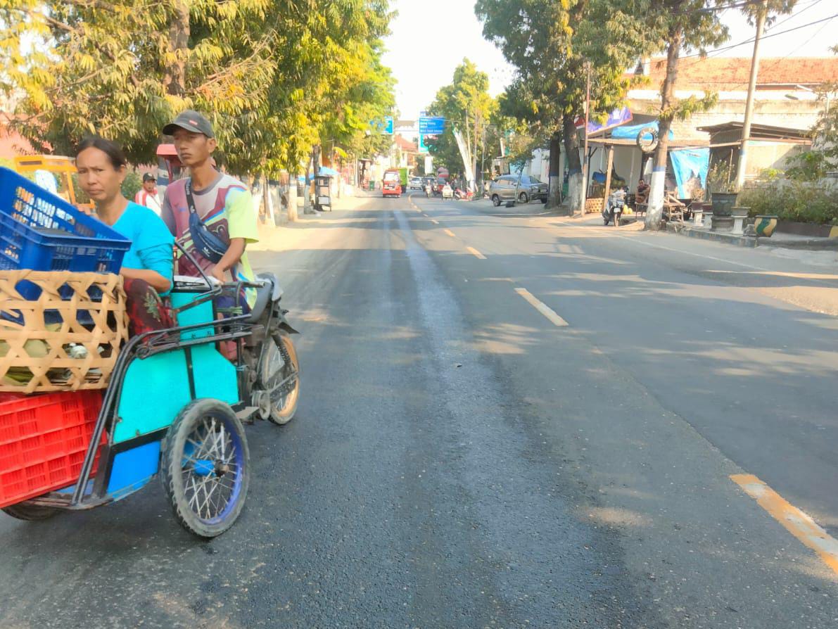 Gara-gara Ceceran Tumpahan Truk Tangki Air,  Pengendara Motor Jatuh di Jalan Diponegoro Sampang
