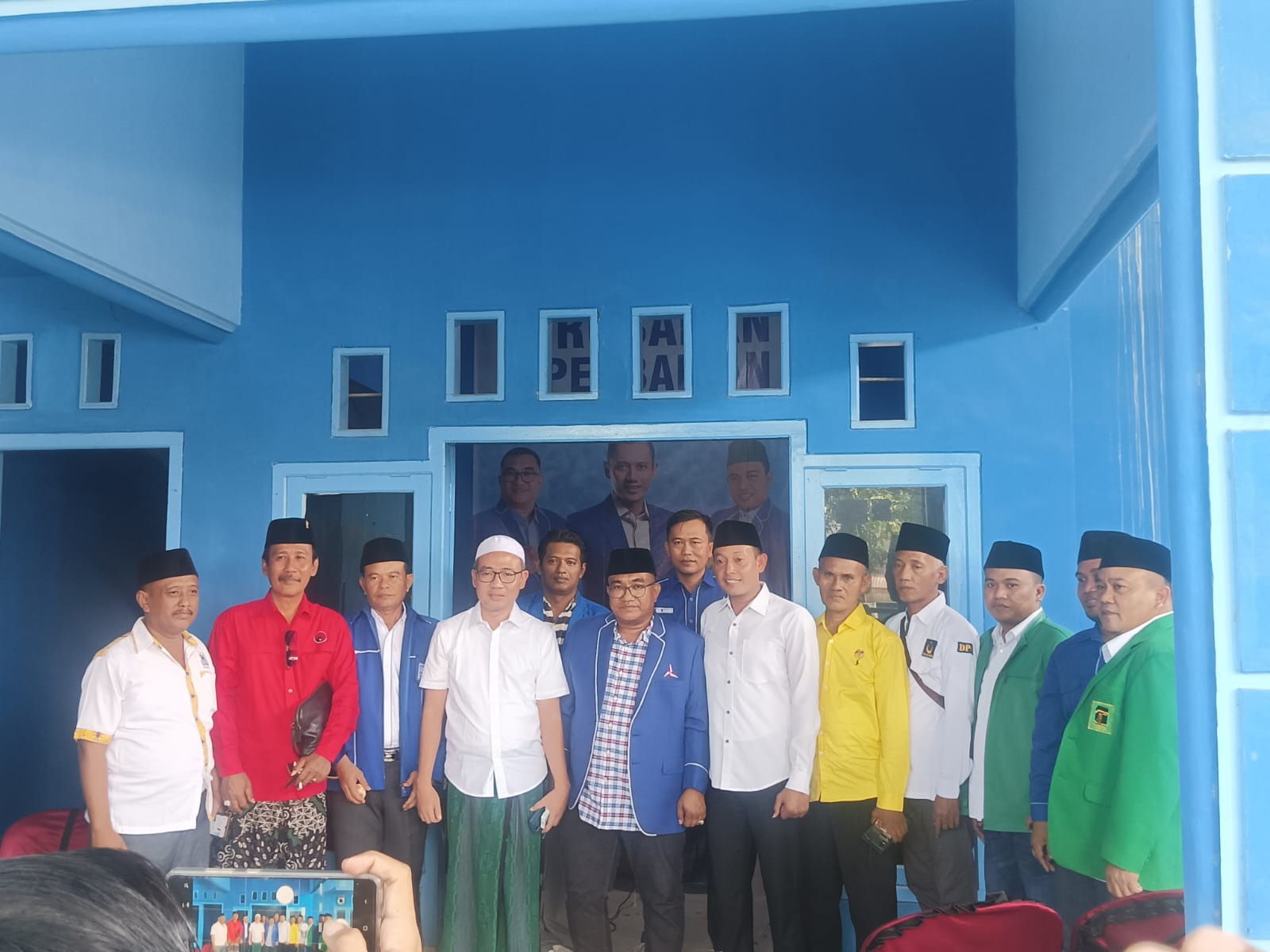 Bergandengan Mesra Bakal Paslon Bupati Ra Mamak Dan H. Ab Optimis Rekom Dari Partai Demokrat