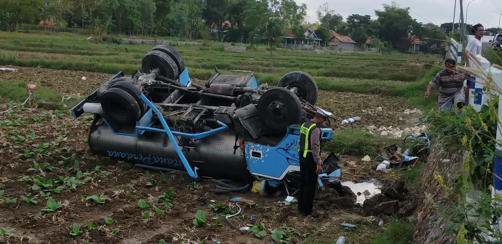 Jalur Maut, Truk Tangki Air Terjungkir ke Persawahan di JLS