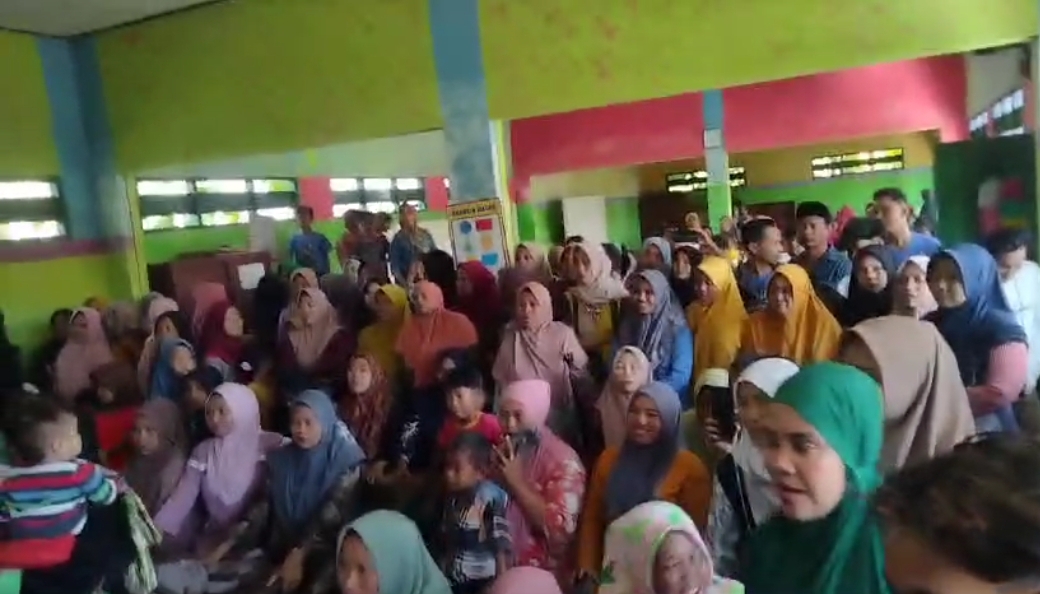 Tabungan Murid Tak Kunjung di Cairkan, Wali Murid Gruduk Gedung SDN 02 Taddan Sampang