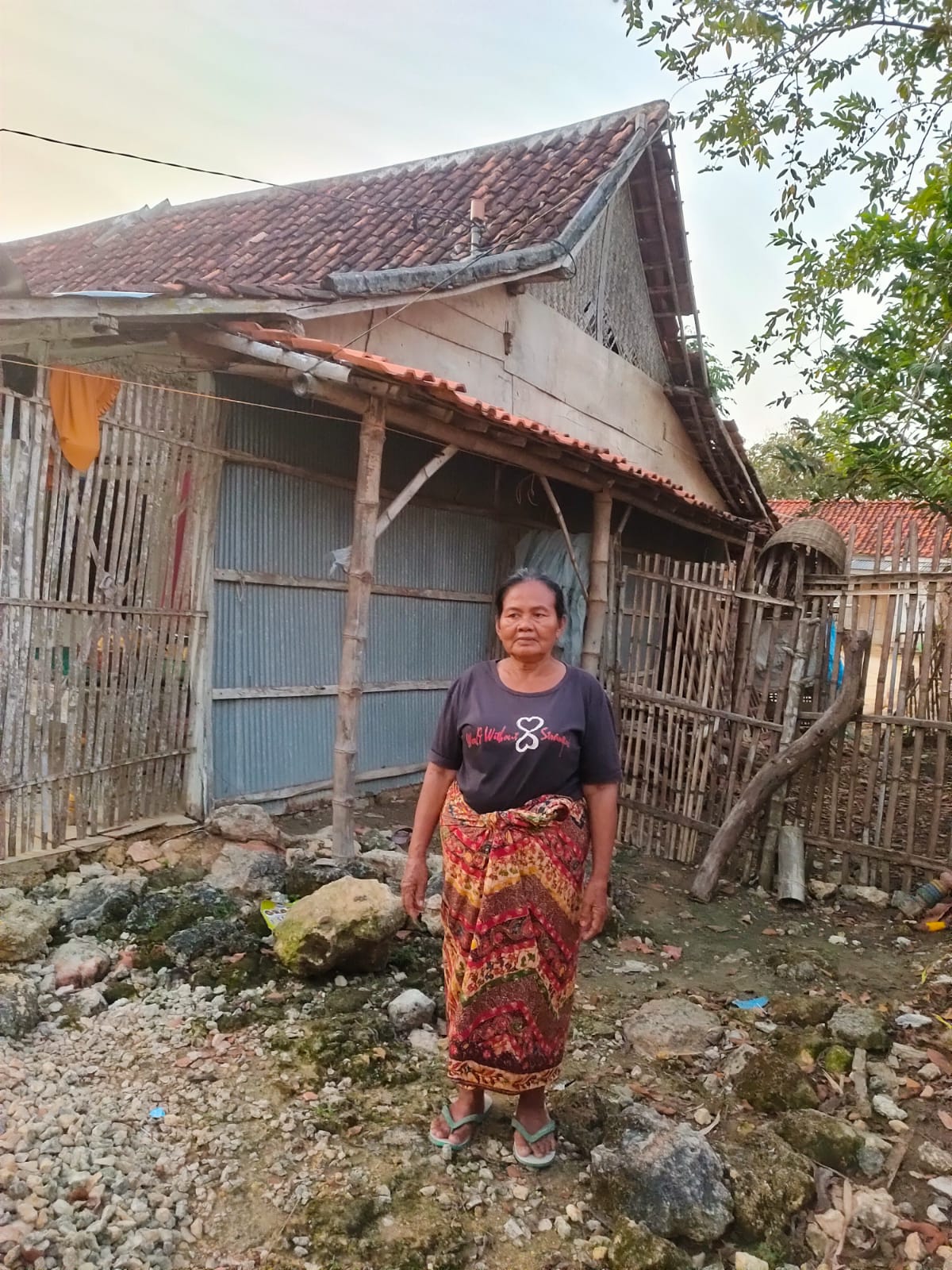 Miris, Pasutri Lanjut Usia di Sampang Tinggal di Gubug Tanpa Aliran Listrik
