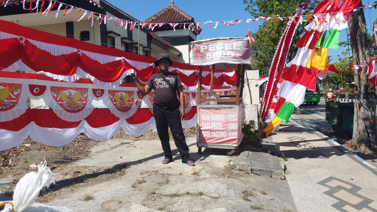 Pedagang Bendera Dan Pernak Pernik HUT RI Mulai Ramai