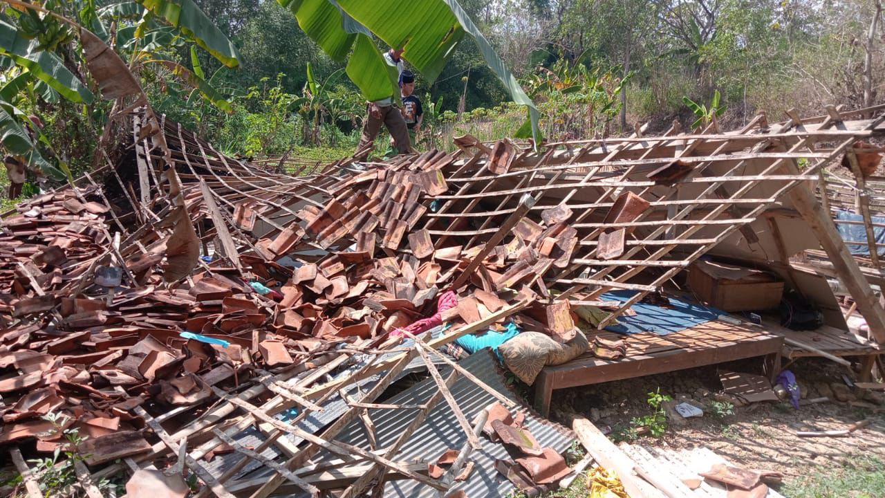 Miris, Akibat Lapuk Rumah Nenek Sebatang Kara di Sampang Ambruk Rata dengan Tanah