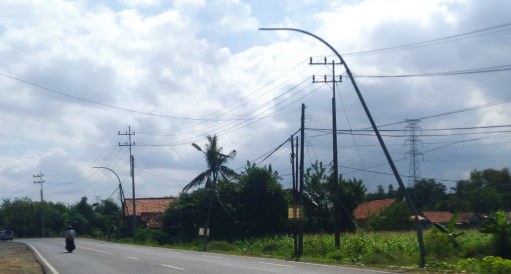 Dampak Pelebaran Jalan, Banyak PJU Rusak Dan Roboh