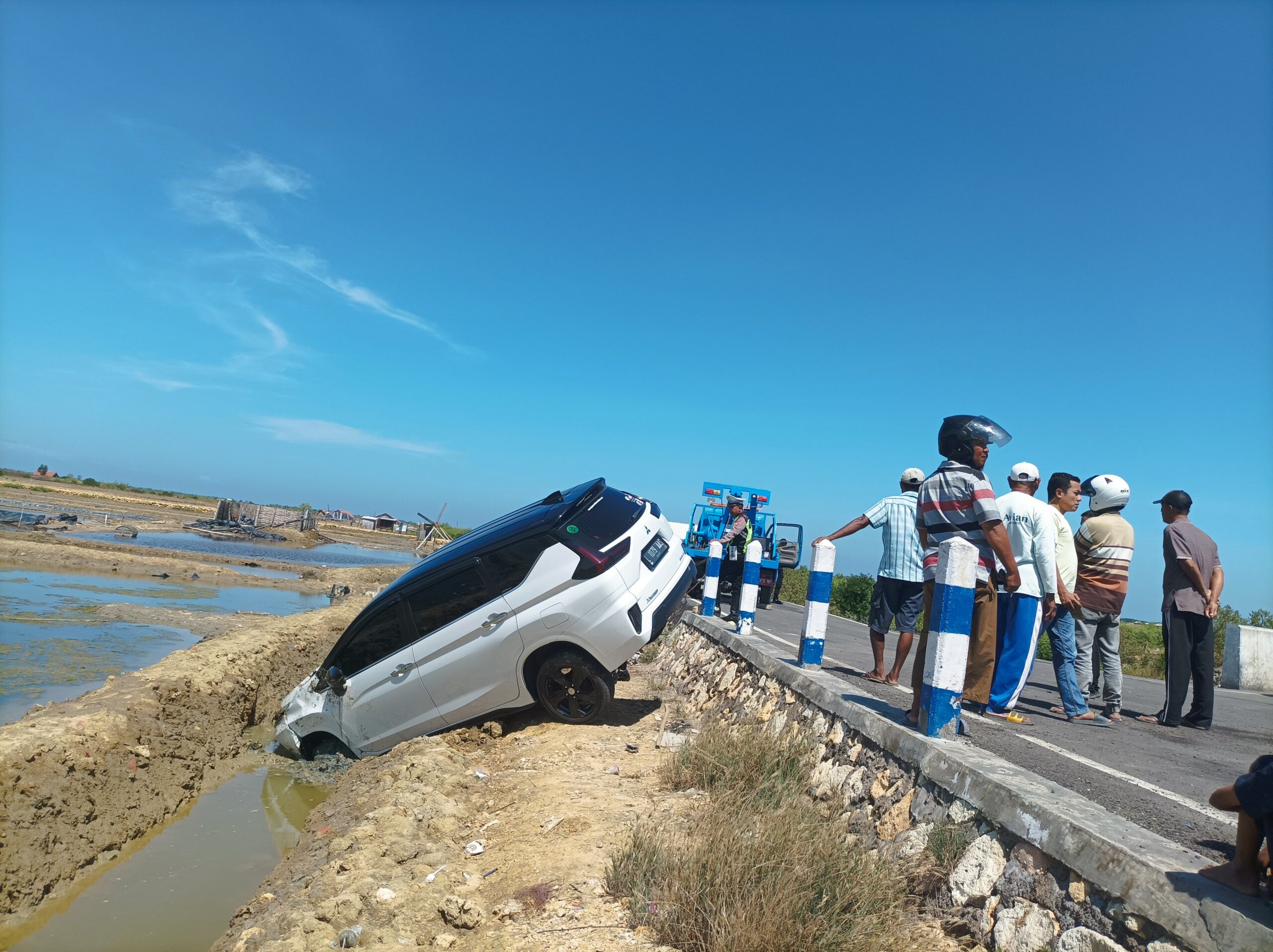 Sopir Diduga Ngantuk, Mobil Xpander Nyungsep ke Tambak di JLS