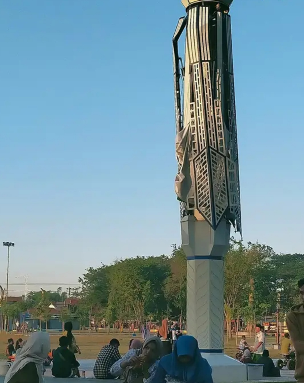 Tak Ada Anggaran, Payung Taman Di Alun Alun Trunojoyo Senilai Ratusan Juta Rusak