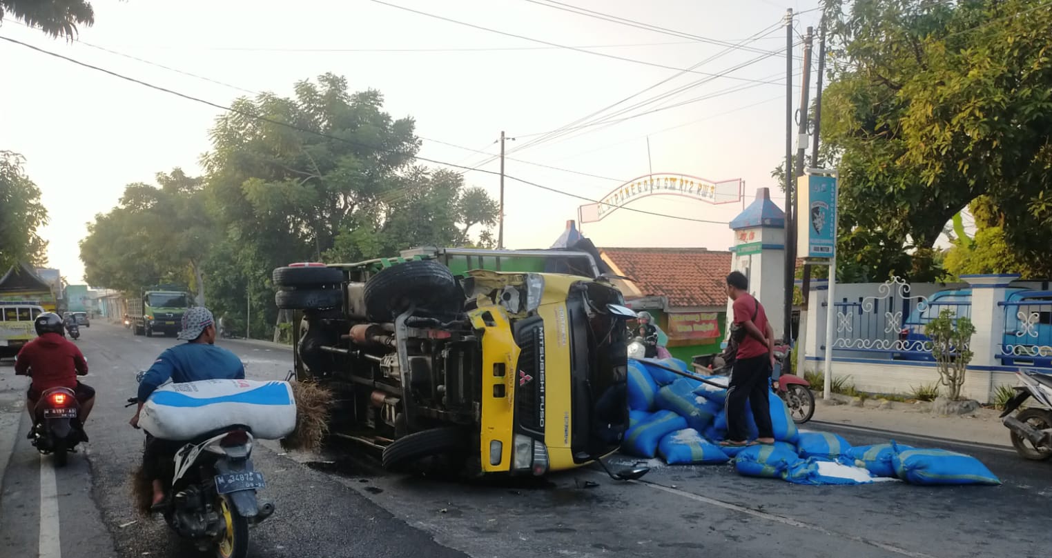 Sopir Diduga Mengantuk, Truk Garam Tabrak Pembatas Jalan dan Terguling di Sampang
