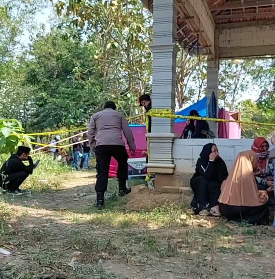 Diduga Meninggal Tidak Wajar, Tim Forensik Bongkar Kuburan di Sampang