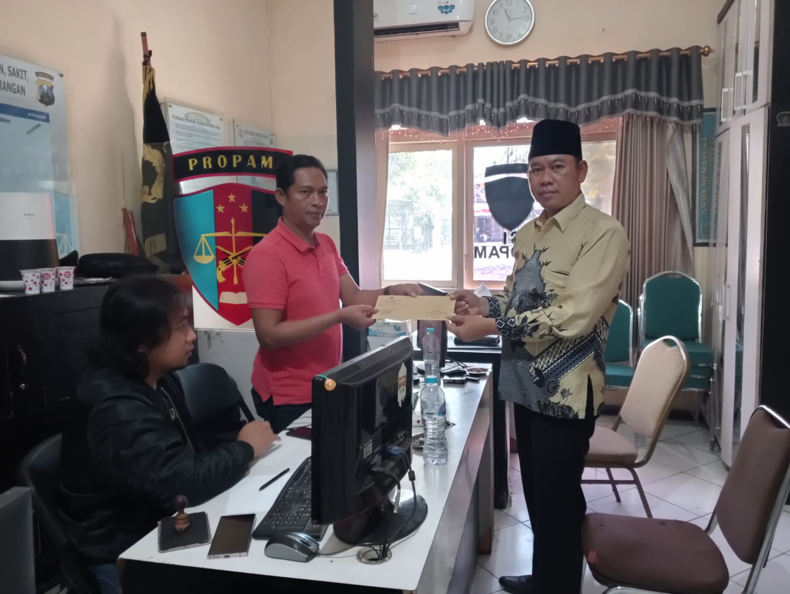 Dinilai Tidak Profesional Oknum Penyidik, Politisi Demokrat R.H.Aulia Rahman Lapor Ke Paminal Polres Sampang