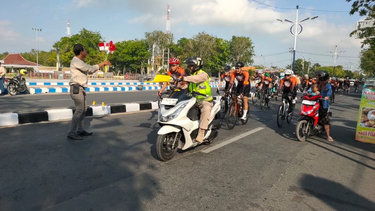 Jiwa Patriotisme, AWAS Bagikan Bendera Merah Putih di Sepanjang Alun Alun Trunojoyo Sampang