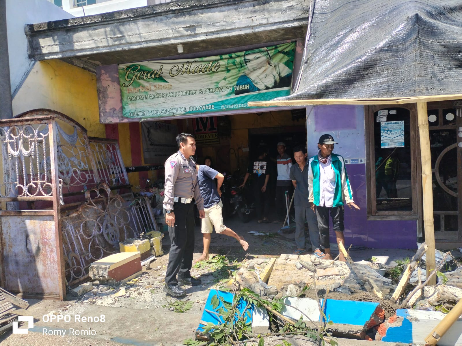 Mini Bus Seruduk Pagar Rumah Milik Warga di Sampang