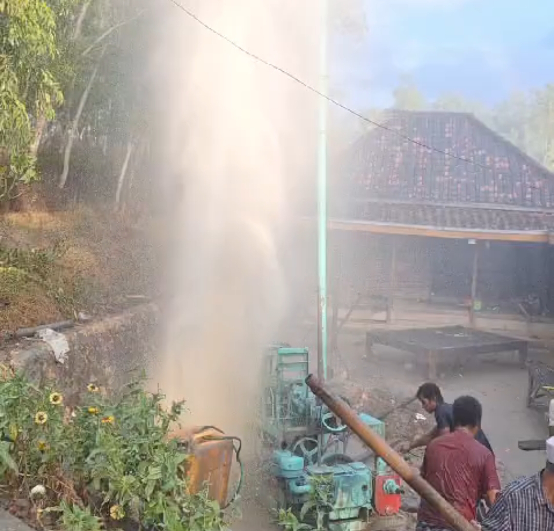 Sumur Bor di Omben Sampang Semburkan Air Setinggi 15 Meter