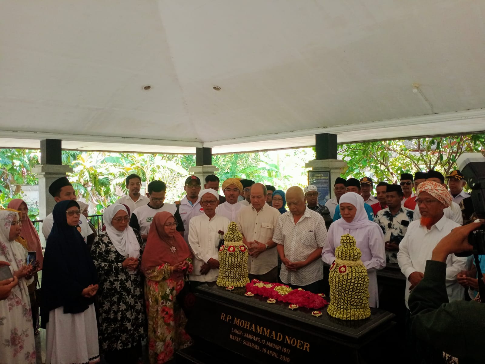 Paslon Gubernur Jawa Timur No Urut 02 Khofifah - Emil, Sapa Pedagang dan Ziarah Ke Makam R.P. Moh Noer