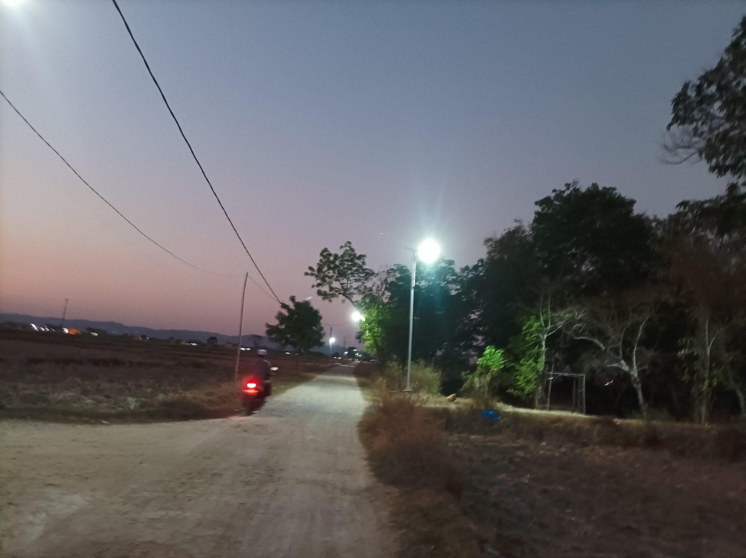 Bertahun-tahun Tak Ada Penerangan Lampu Jalan, PJU Tenaga Surya Menerangi Kampung Taman Ragung