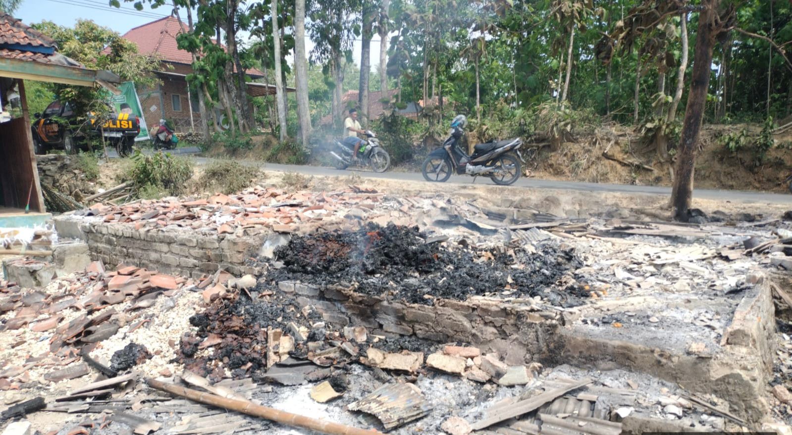 Rata Dengan Tanah, Rumah Sekaligus Tempat Usaha Milik Janda Tua di Sampang Dilalap Api