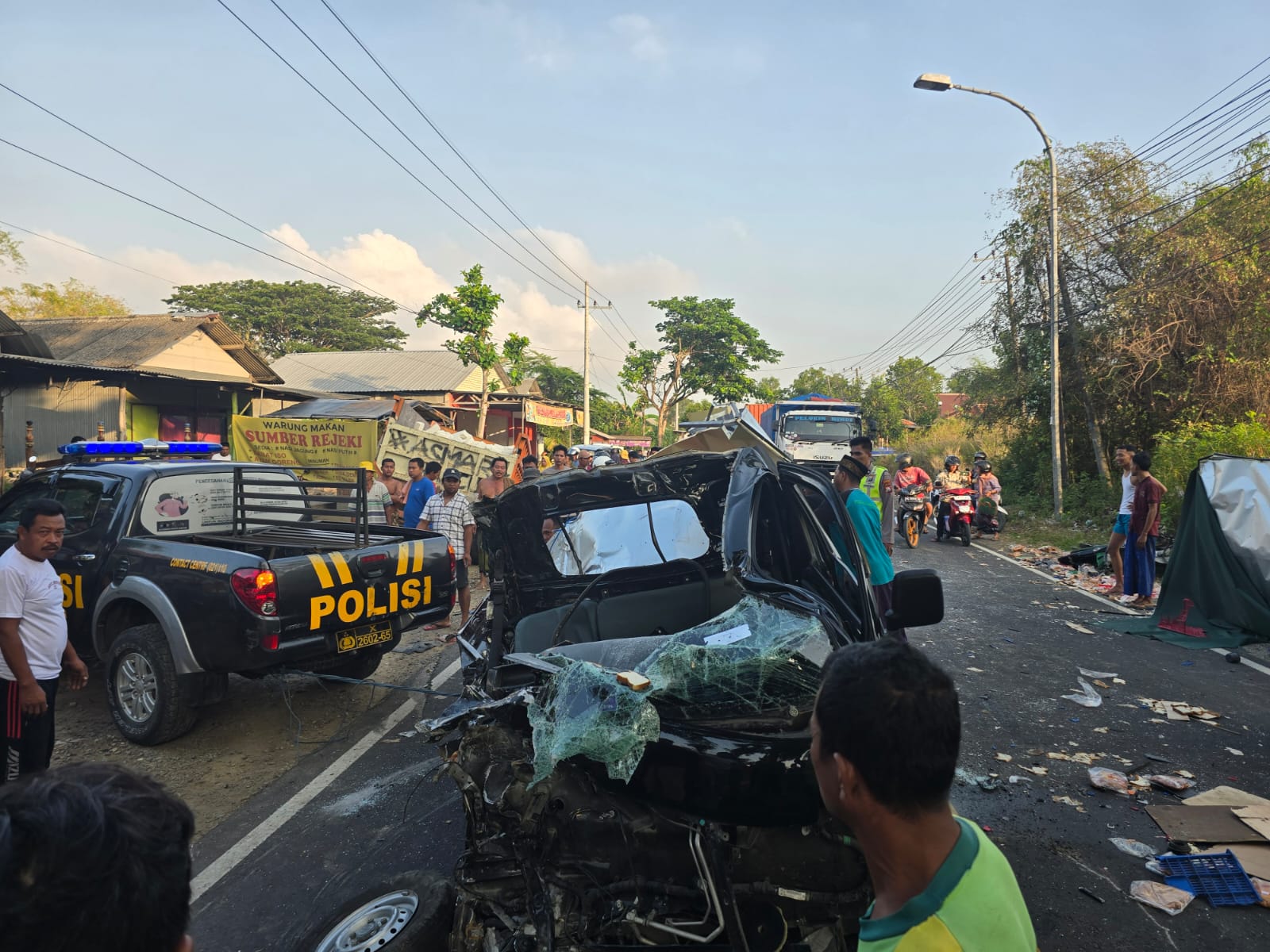 Adu Banteng Antara Mobil Box Vs Dump Truck di Jalan Torjun