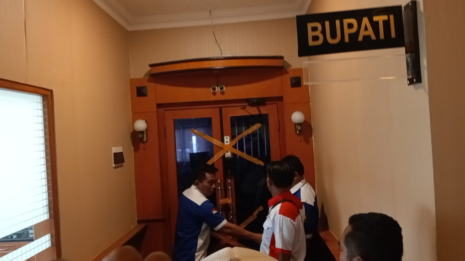 Segel Pintu Kantor Bupati Sampang, Buntut Kekecewaan Para Aktivis