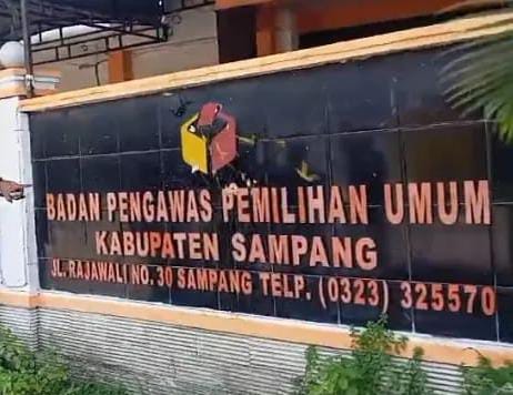 Kantor Bawaslu Sampang Dilempari Aktivis Telur Busuk