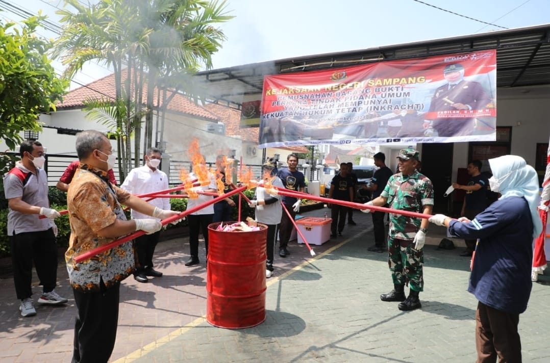 Kejari Sampang Musnahkan Barang Bukti Narkotika Dan Pidana Umum