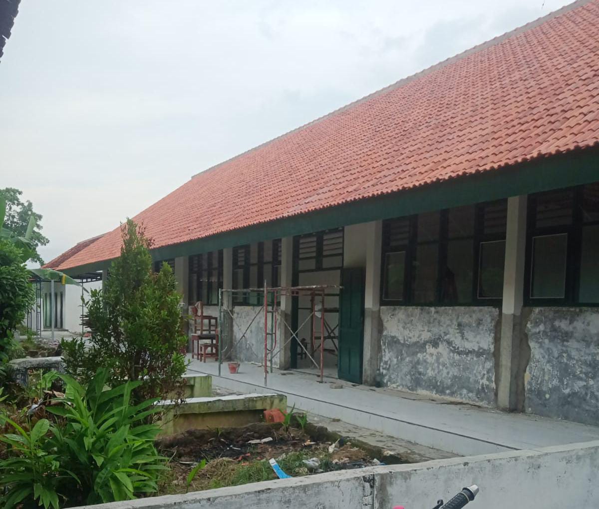 Diduga Proyek Siluman Pembangunan Rehab Gedung Sekolah SMA Negeri Kedungdung Sampang Tidak Ada Papan Plang Proyek