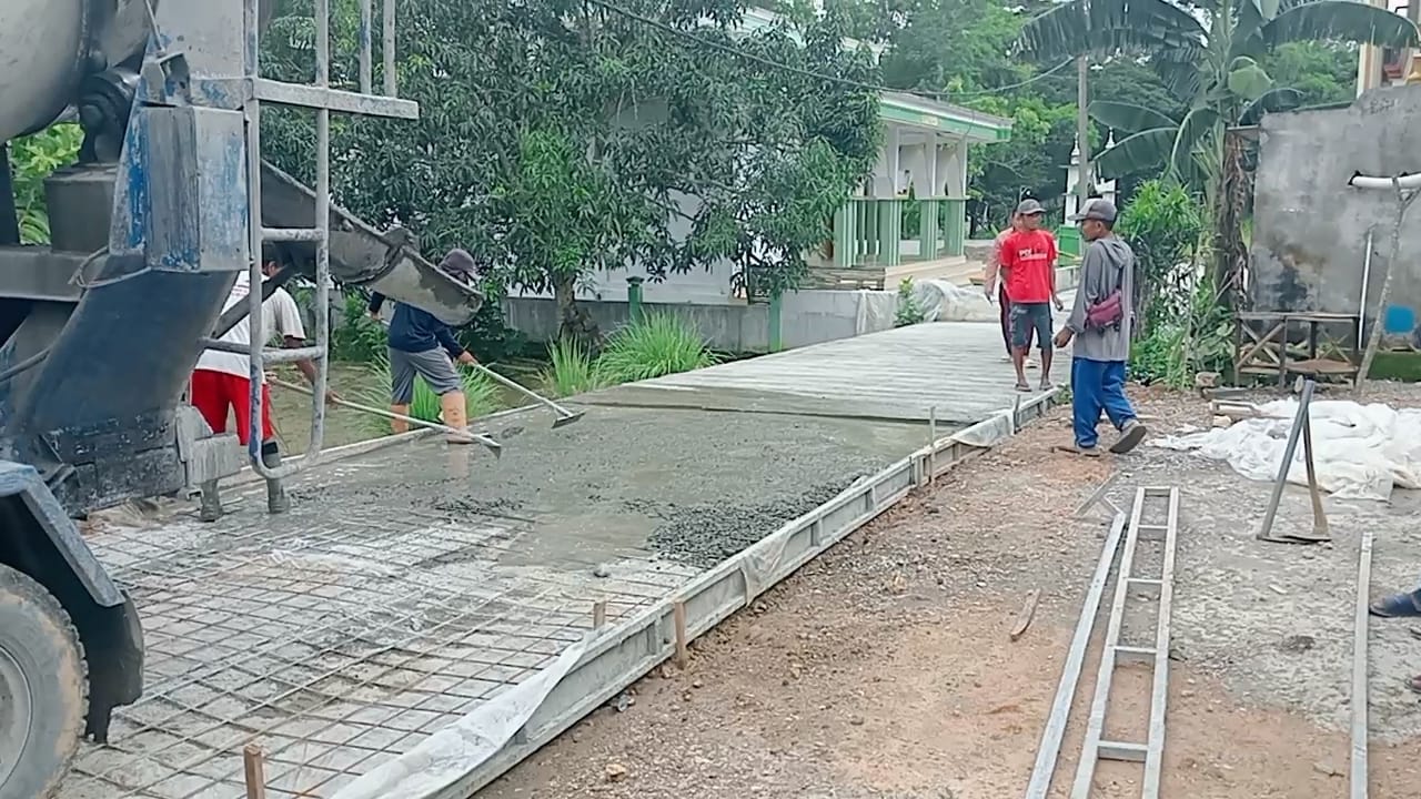 Proyek Betonisasi CV Indo Makmur di Samaran - Nyiloh Sampang Terkesan Ajang Korupsi Bahkan Molor