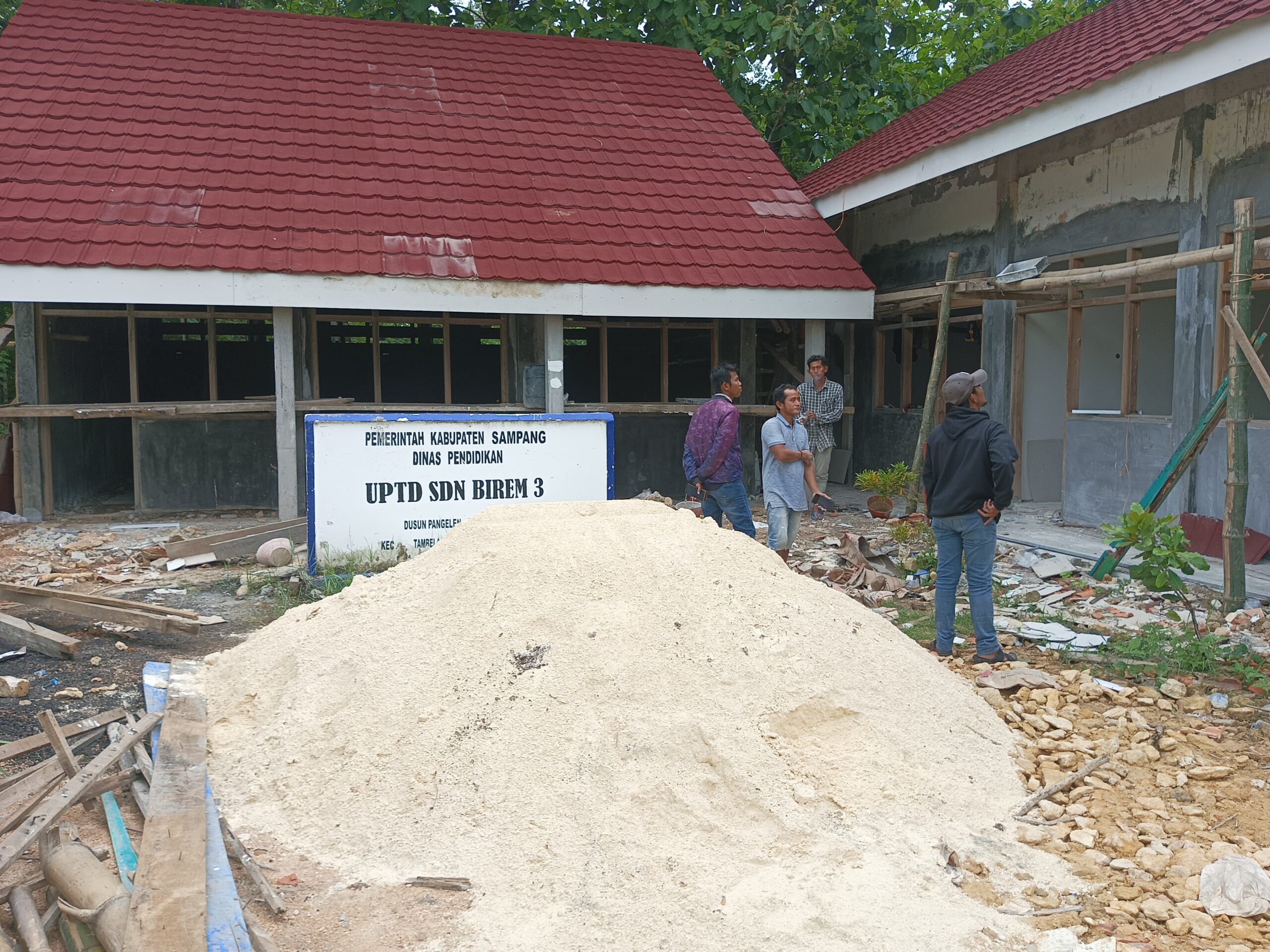 Pembangunan dan Rehab Sarpras SDN Birem 3 Tambelangan Sampang Bermasalah, CV AQJ Jaya Diduga Pakai Jurus Mabuk