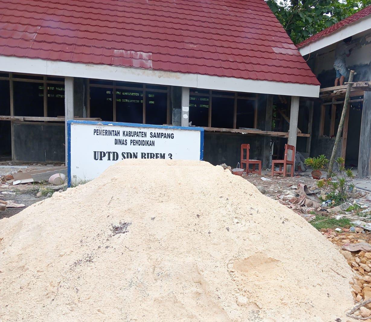 CV AQJ Jaya Mengelak Pembangunan SDN Birem 3 Tambelangan Gunakan Abu Batu, DPRD Sampang Jika Terbukti Kita Bongkar