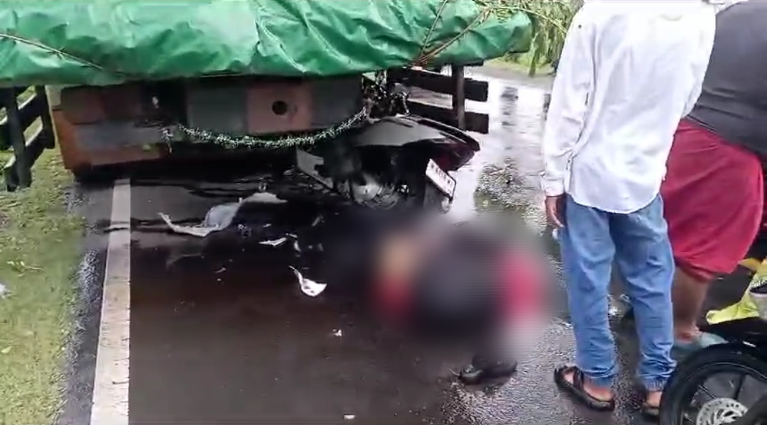 Kecelakaan Maut di Sampang, Pengendara Motor Tewas Usai Tabrak Truk Tronton Mogok di Jalan