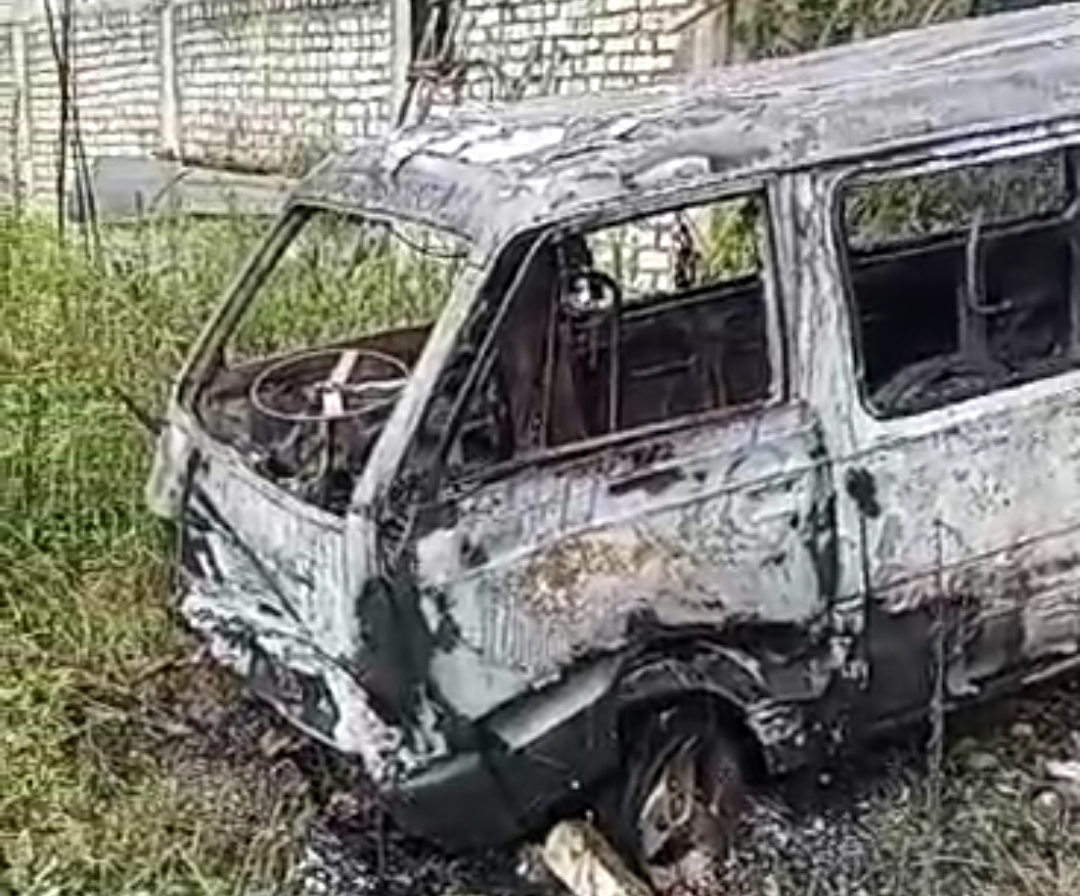 Mobil Carry Dikemudikan Emak Emak Terjun Kejurang Hingga Terbakar di Sampang