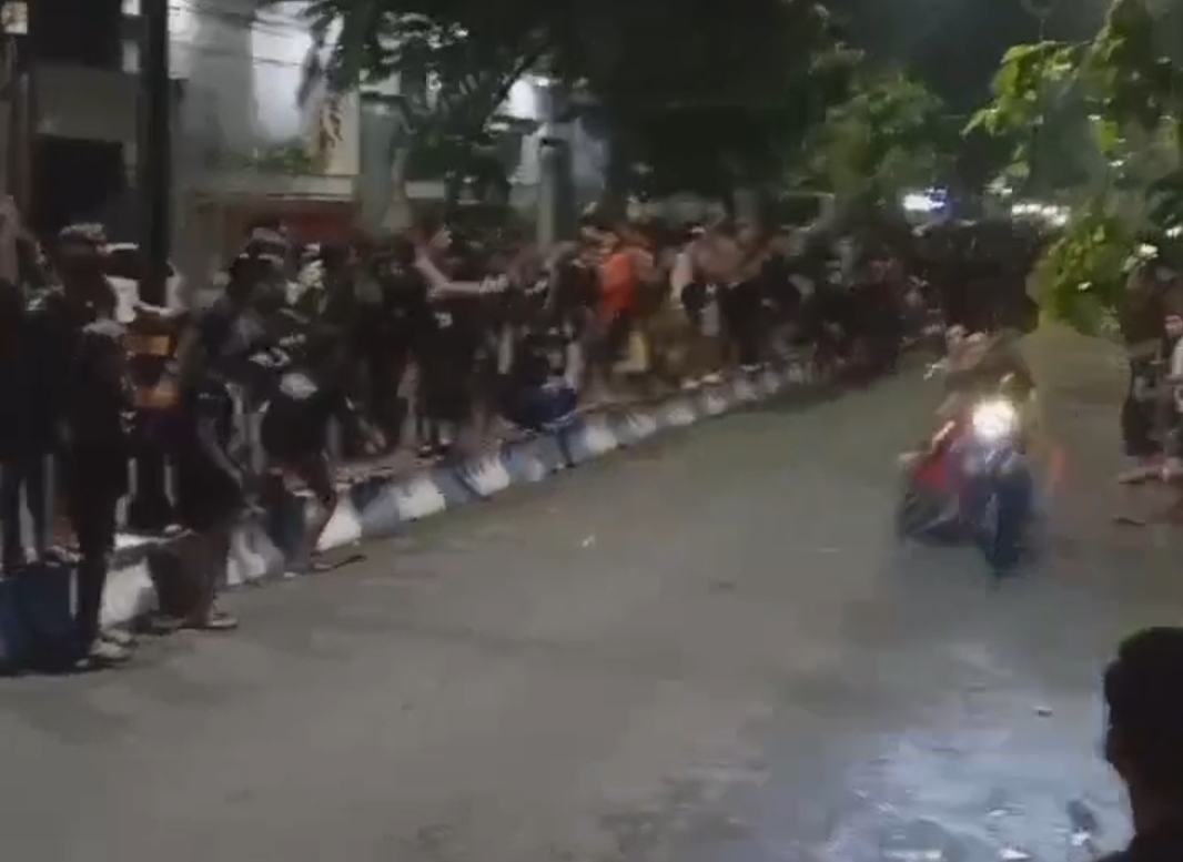 Viral, Pengendara Motor Terjatuh Usai Bersenggolan Saat Balap Liar di Sampang Hingga Jatuh ke Selokan
