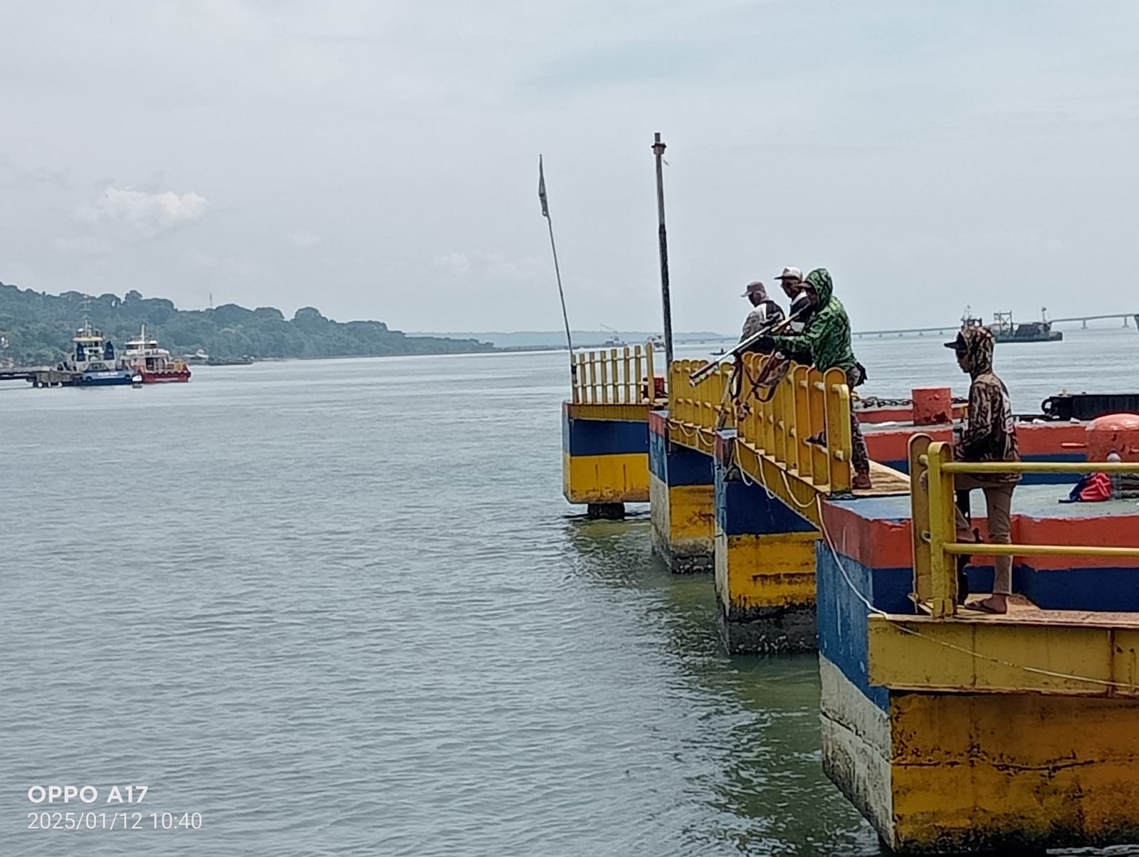 Asyiknya Mancing dengan Senapan Angin di Pelabuhan Kamal, Perlu Fokus dan Senyap Ala-ala Sniper