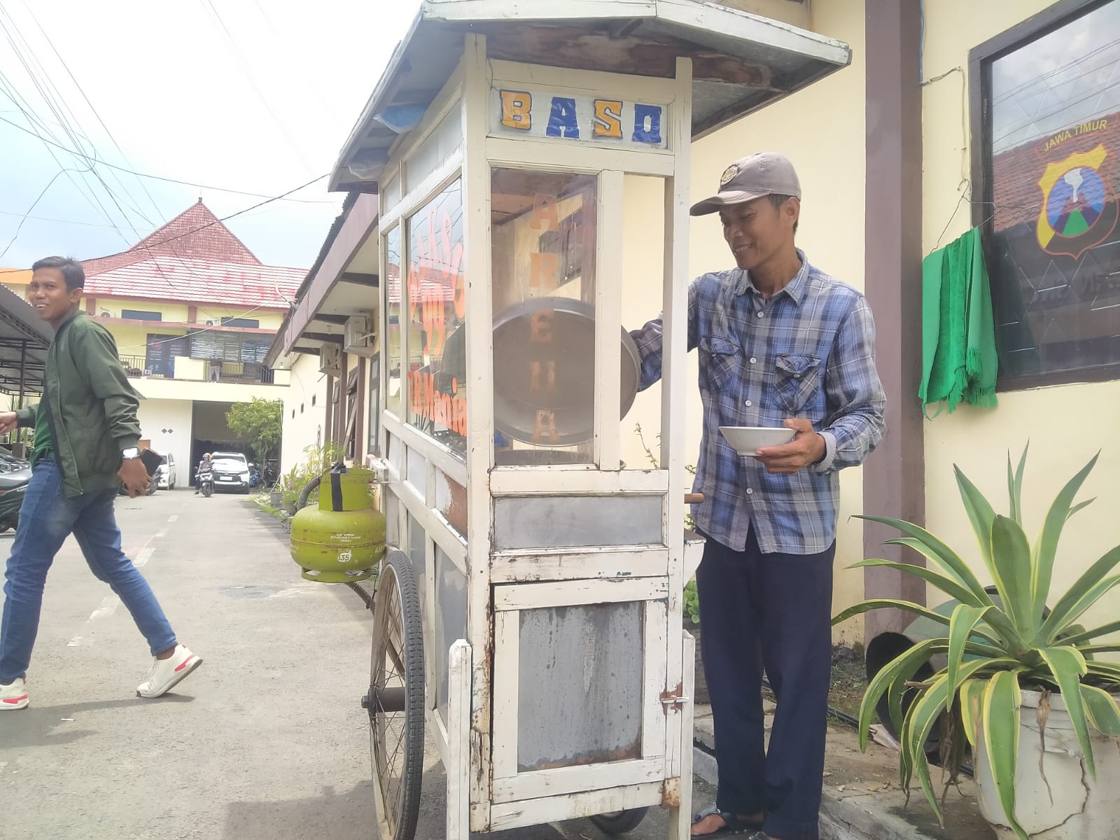 Harga LPG Naik, Pedagang Kaki Lima di Sampang Tidak Naikkan Harga Hanya Bisa Pasrah
