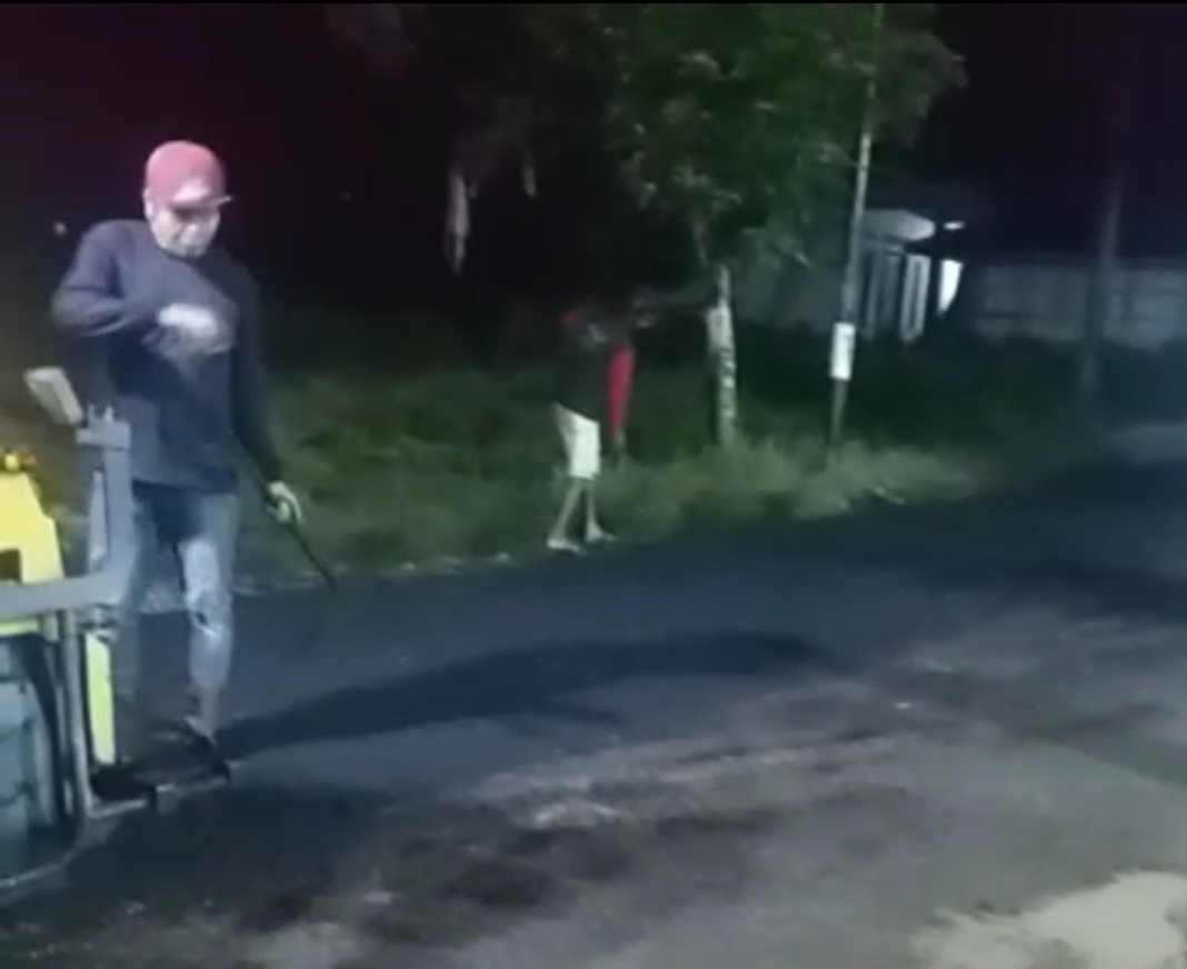 Pemerintah Tidur Hingga Galang Dana ke Kalimantan, Warga Tambelangan Perbaiki Jalan Secara Mandiri