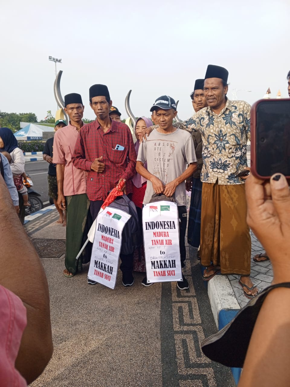 Dorongan Kuat Menjadi Tamu Allah, 2 Warga Sampang Jalan Kaki