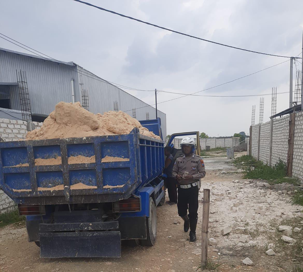Bandel Tak Pasang Terpal, Dump Truk Galian C di Sampang Ditertibkan