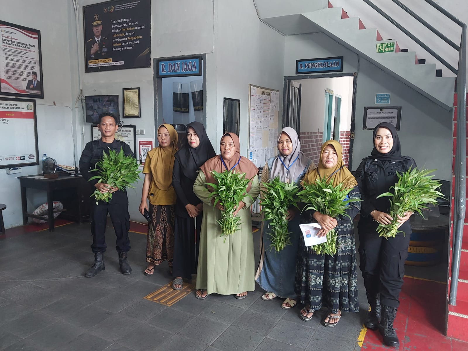 Dukung Ketahanan Pangan, Rutan Kelas II B Sampang Panen Sayur Kangkung