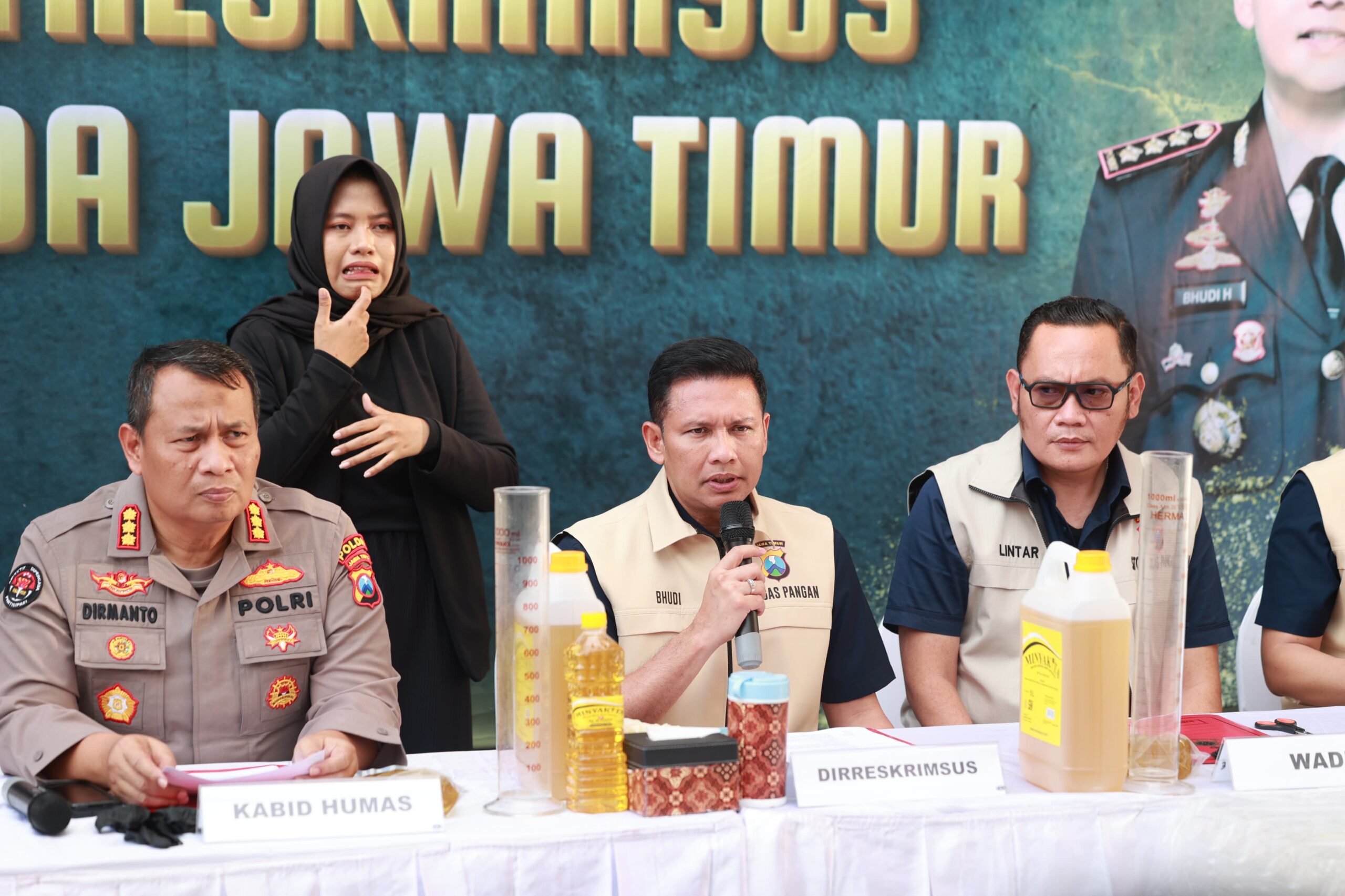 Polda Jatim Ungkap, 2 Pabrik Diduga Pengoplos Minyak Goreng Merk Minyak kita dari Sampang